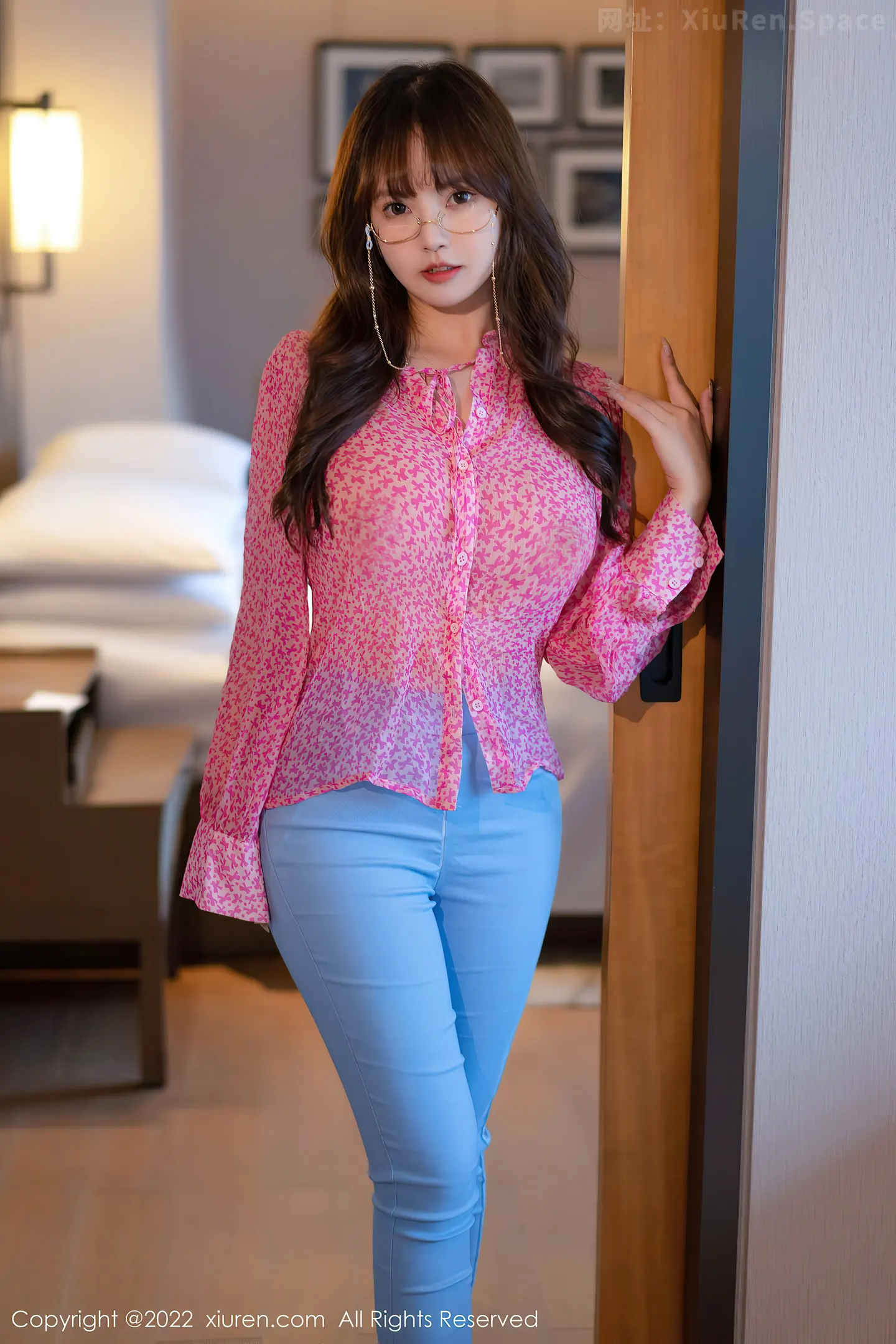 图片[2]-[XiuRen秀人网] VOL.5488 模特张思允Nice粉红花纹衣配蓝色长裤半脱露无内肉丝诱惑写真59P-秀人网官方网站